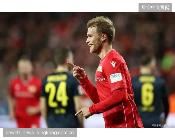 柏林联合逼抢演练里贝克尔多次形成边路爆点